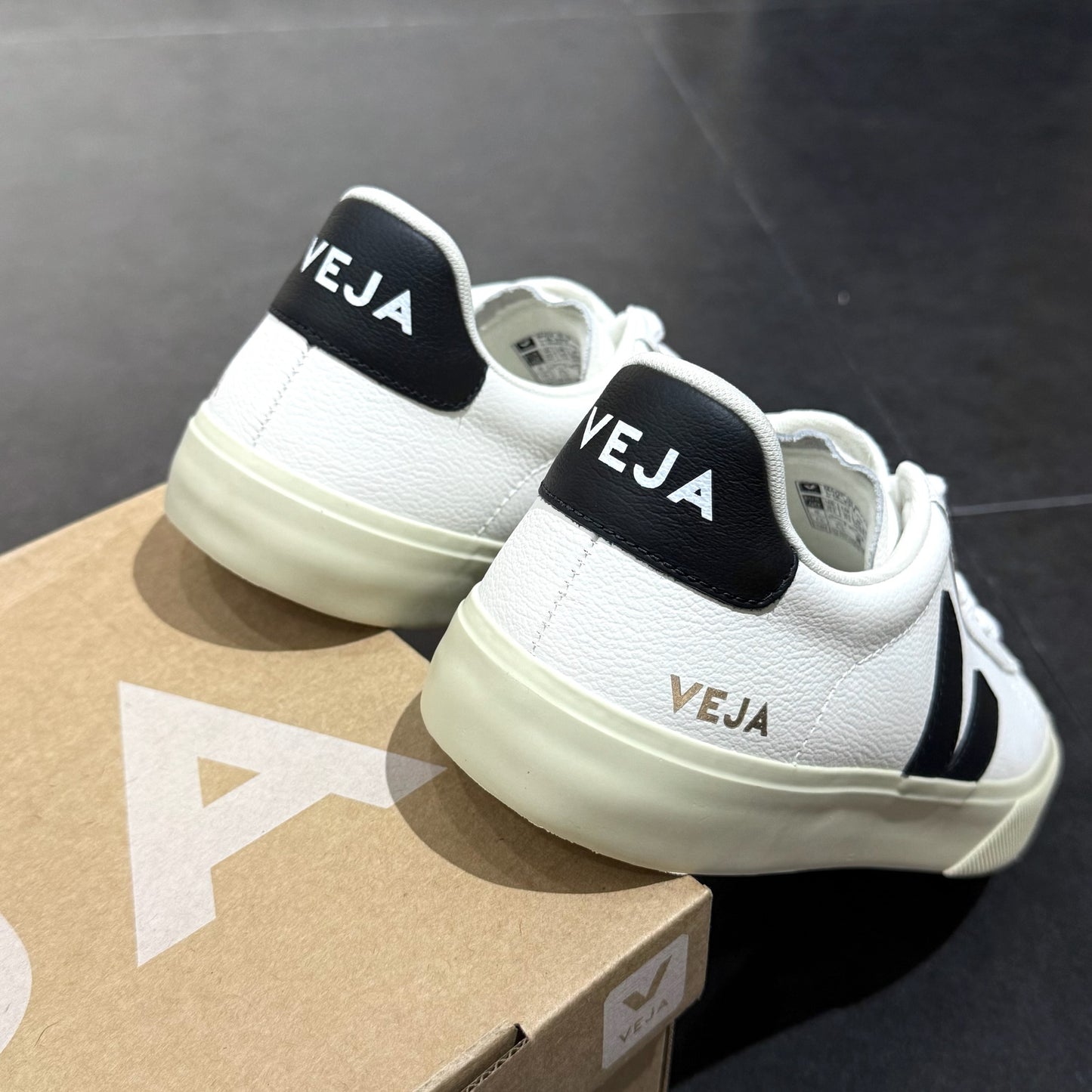 Veja Campo - White & Black