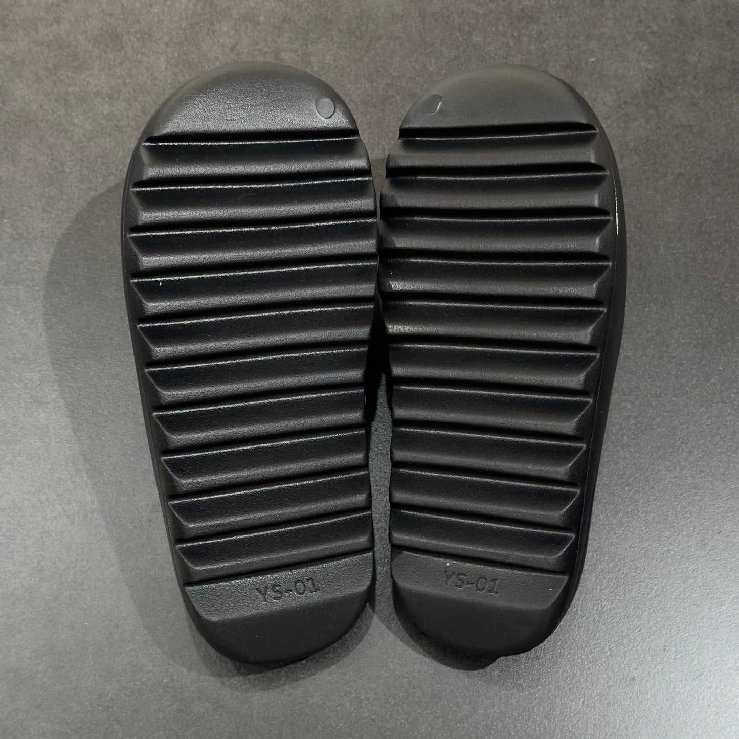 Yeezy Slides - Black