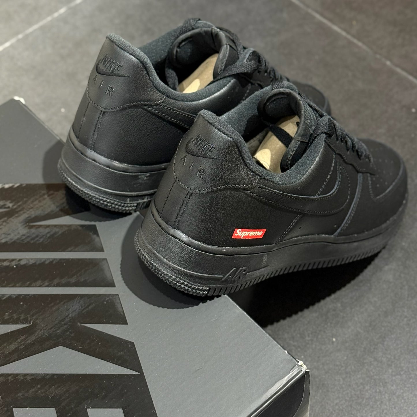 Nike x Supreme Air Force 1 - Black