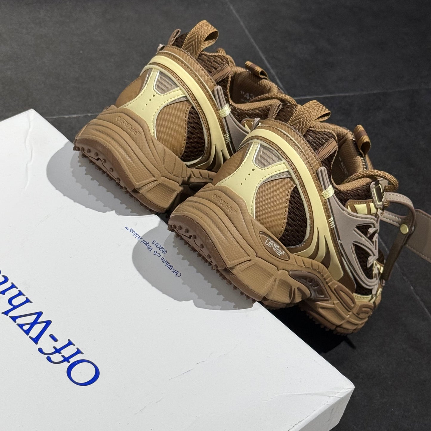 Off White Be Right Back - Dark Brown