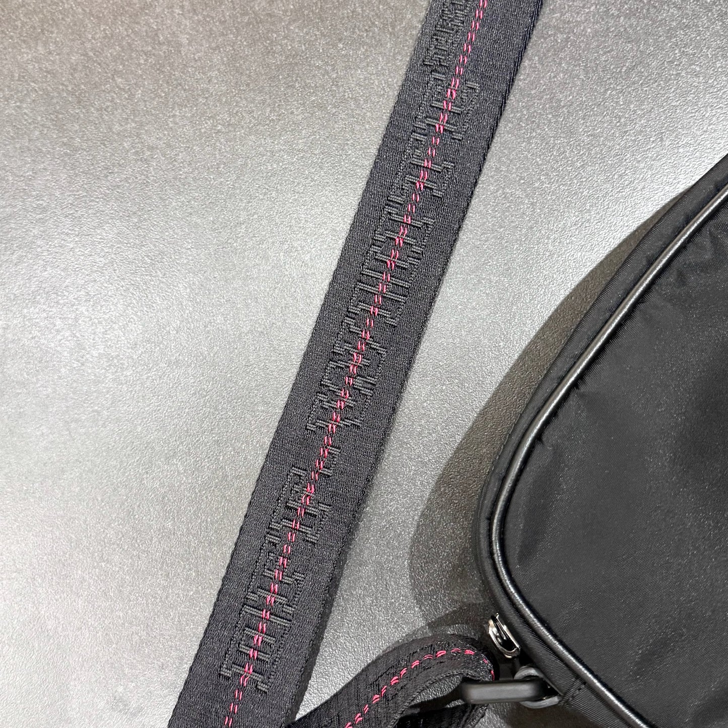 Off-White Heritage Messenger Bag - Black