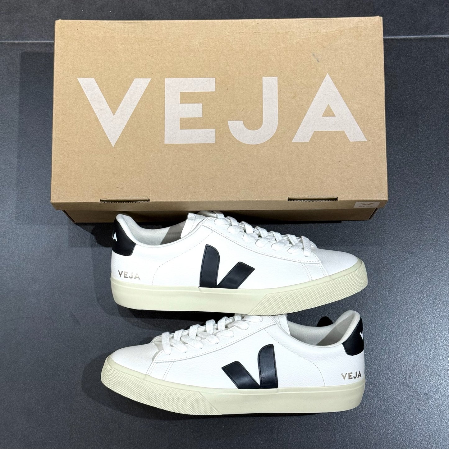 Veja Campo - White & Black