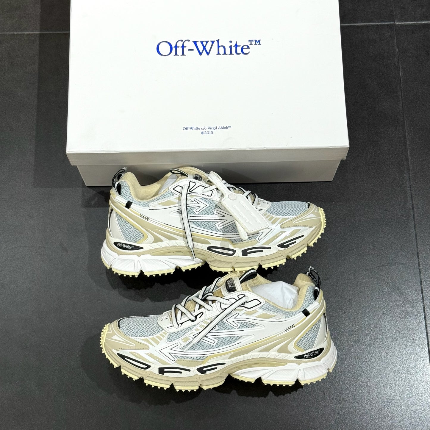 Off White Be Right Back - Light Grey & Caramel