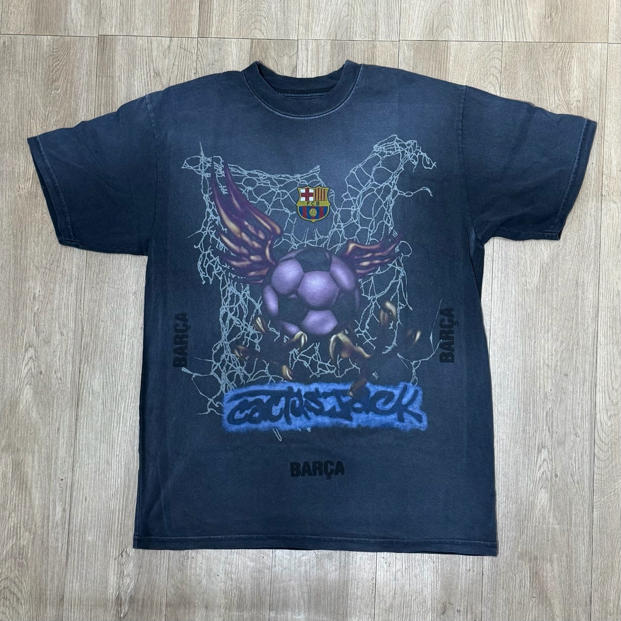 ウェア cactus jack FC Barcelona LOGO TEE Cactus Jack by Travis Scott x FC Barcelona Washed Spray Logo Tee