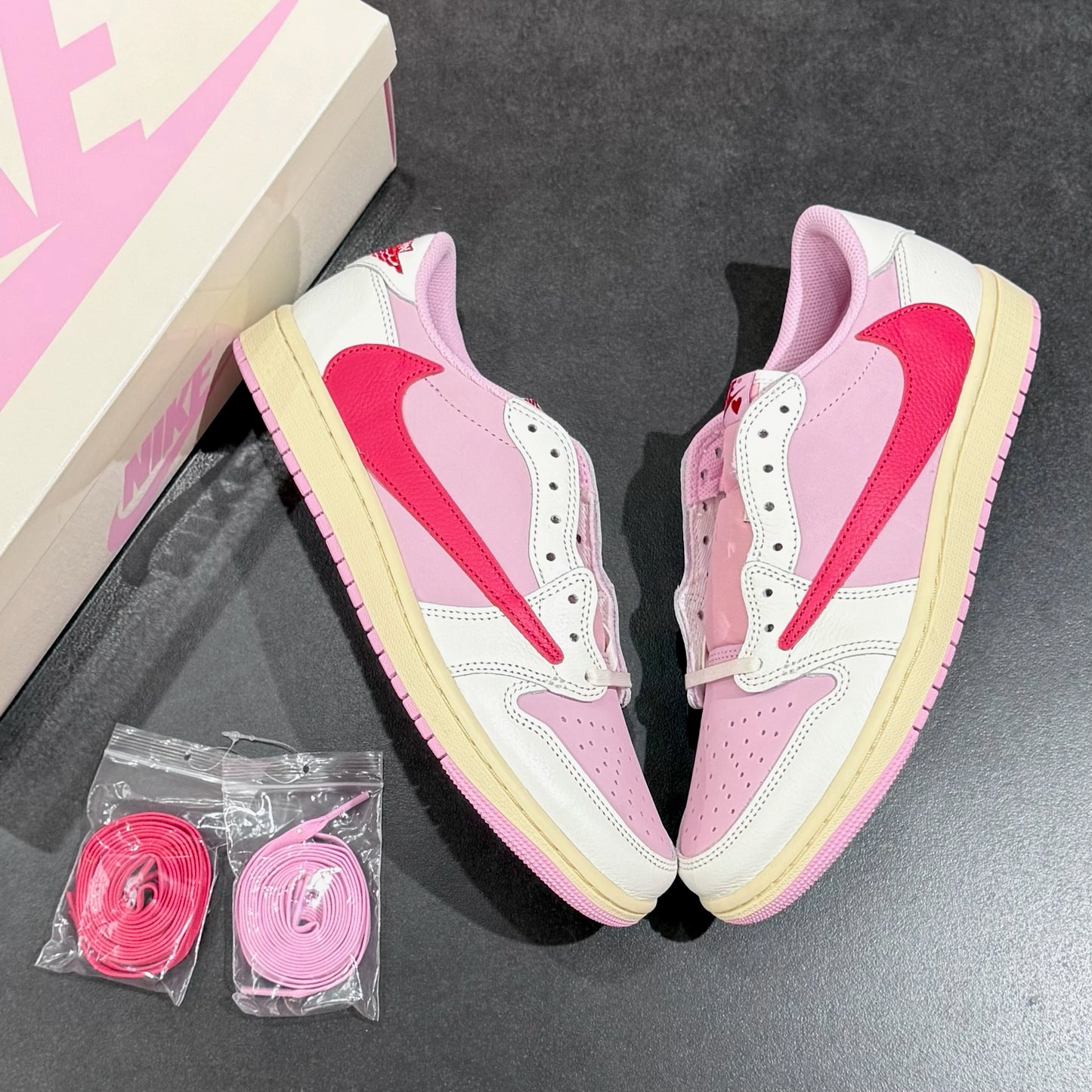Jordan 1 Low x Travis Scott Cactus Jack - Sail Tropical Pink