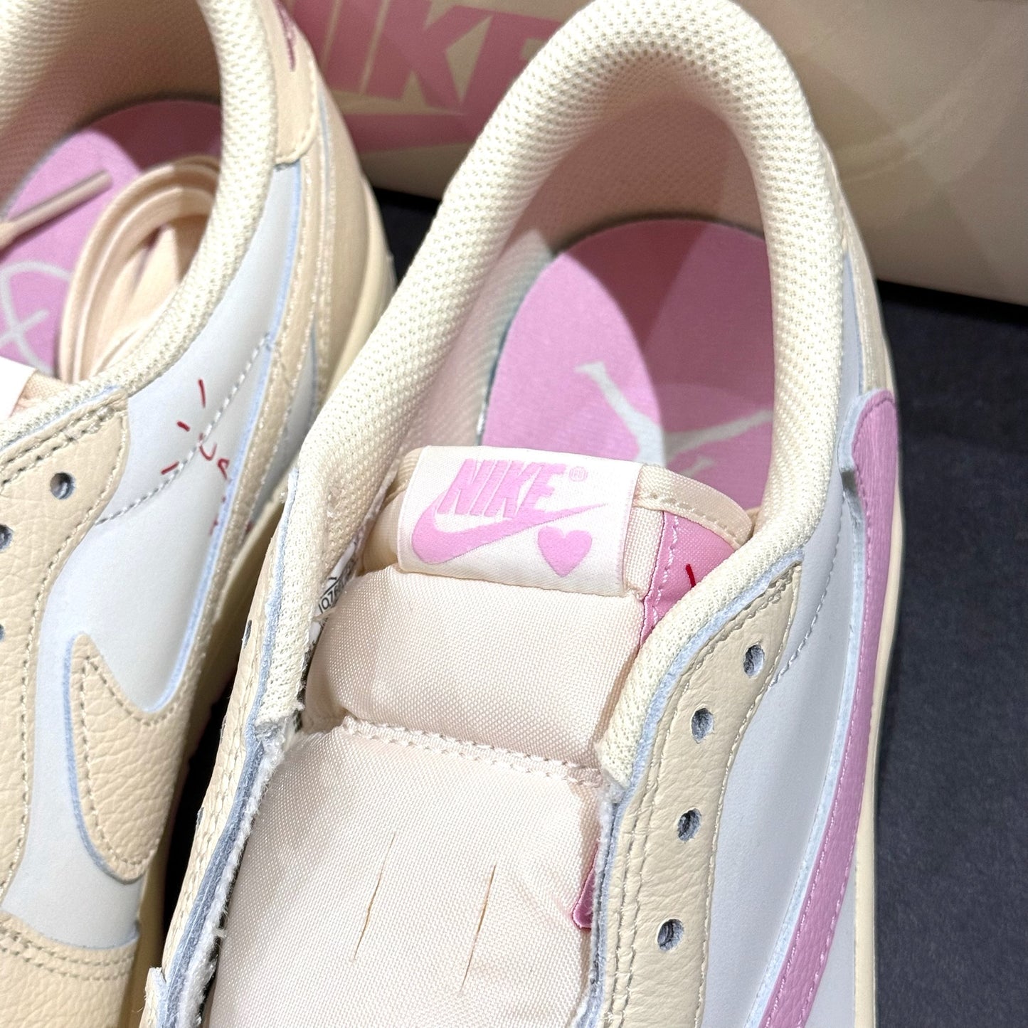 Jordan 1 Low x Travis Scott Cactus Jack - Shy Pink