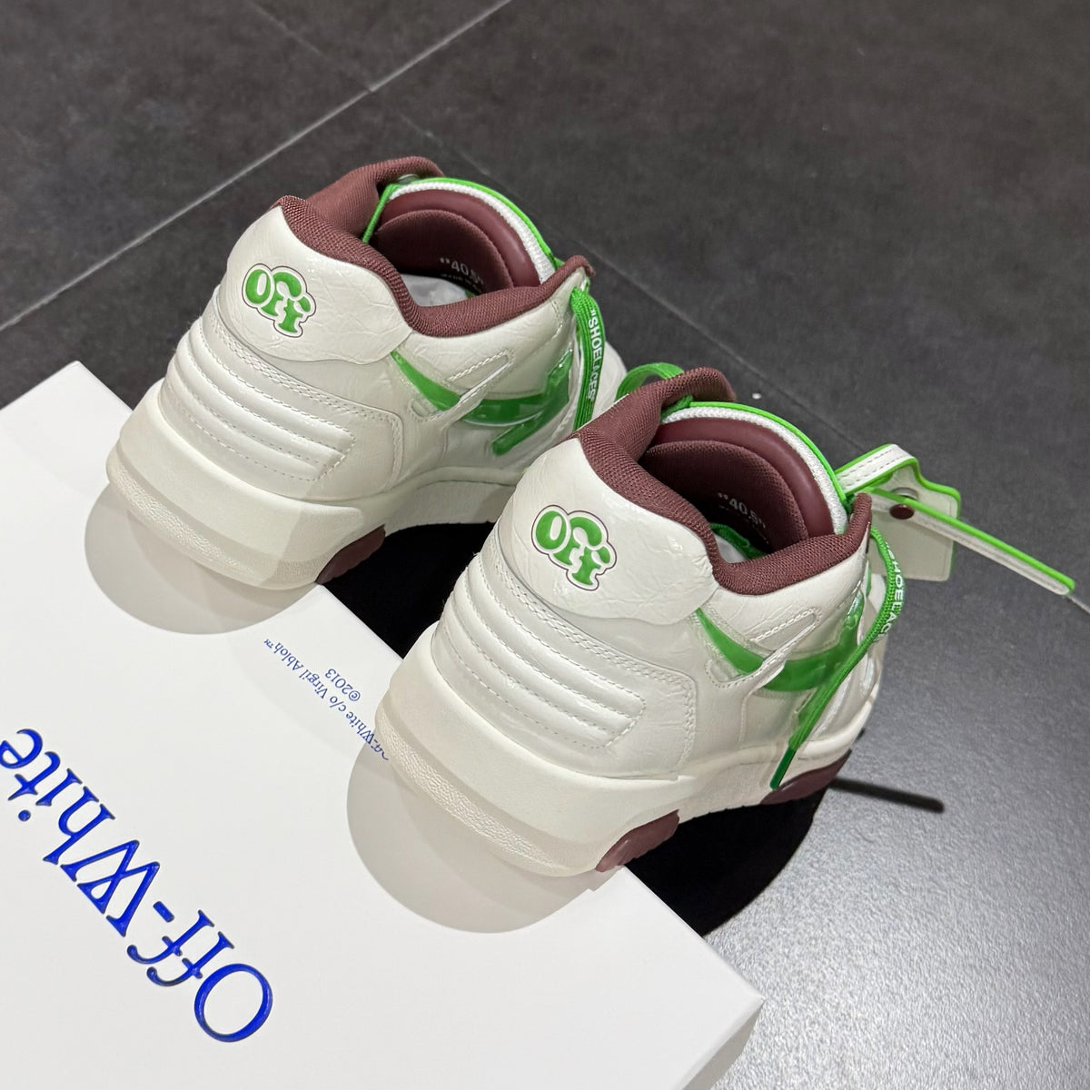Off White Out Of Office Bubble Arrow - White & Light Green