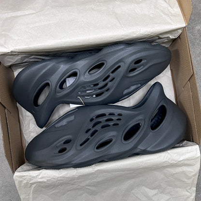 Yeezy Foam Rnr - Carbon