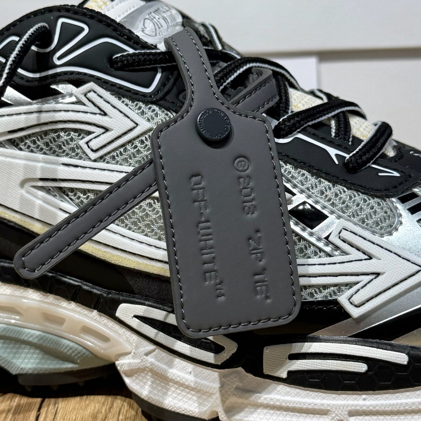 Off White Be Right Back - Light Grey & Black