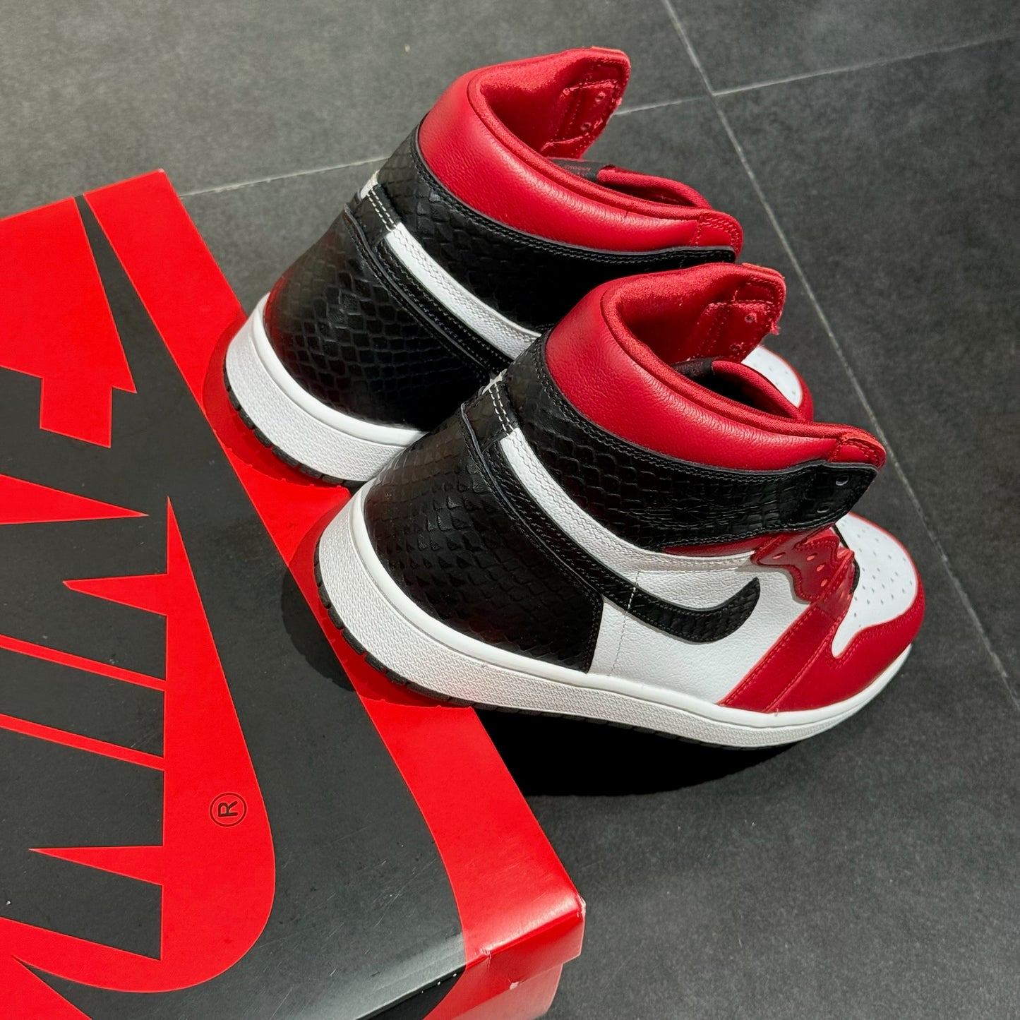 Jordan 1 High - Satin Snake Chicago