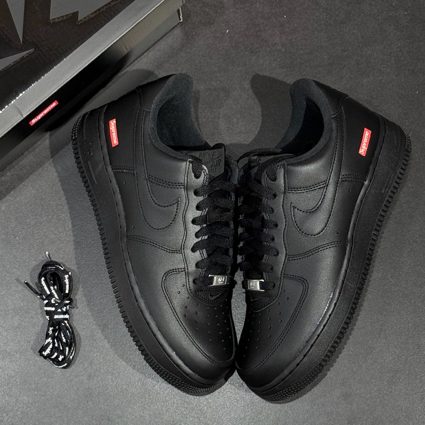 Nike x Supreme Air Force 1 - Black