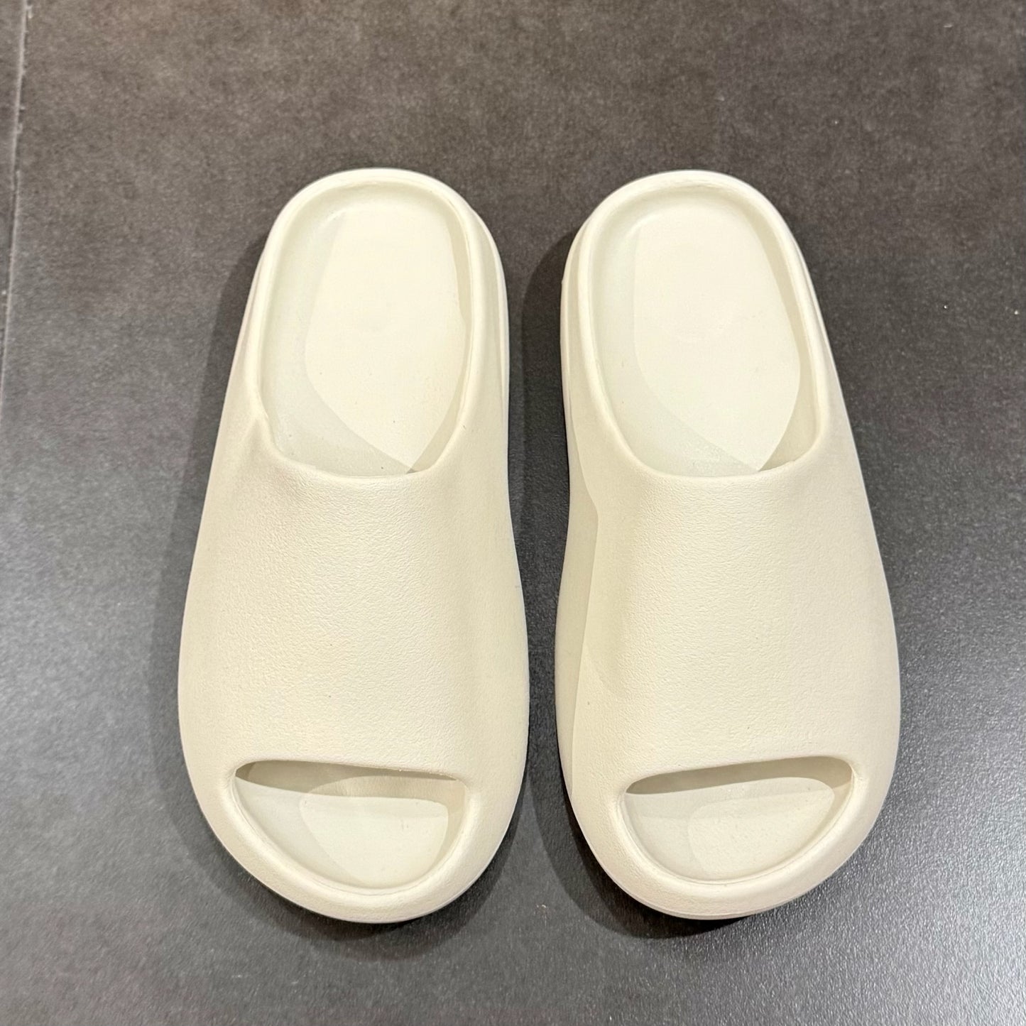 Yeezy Slides - Cream