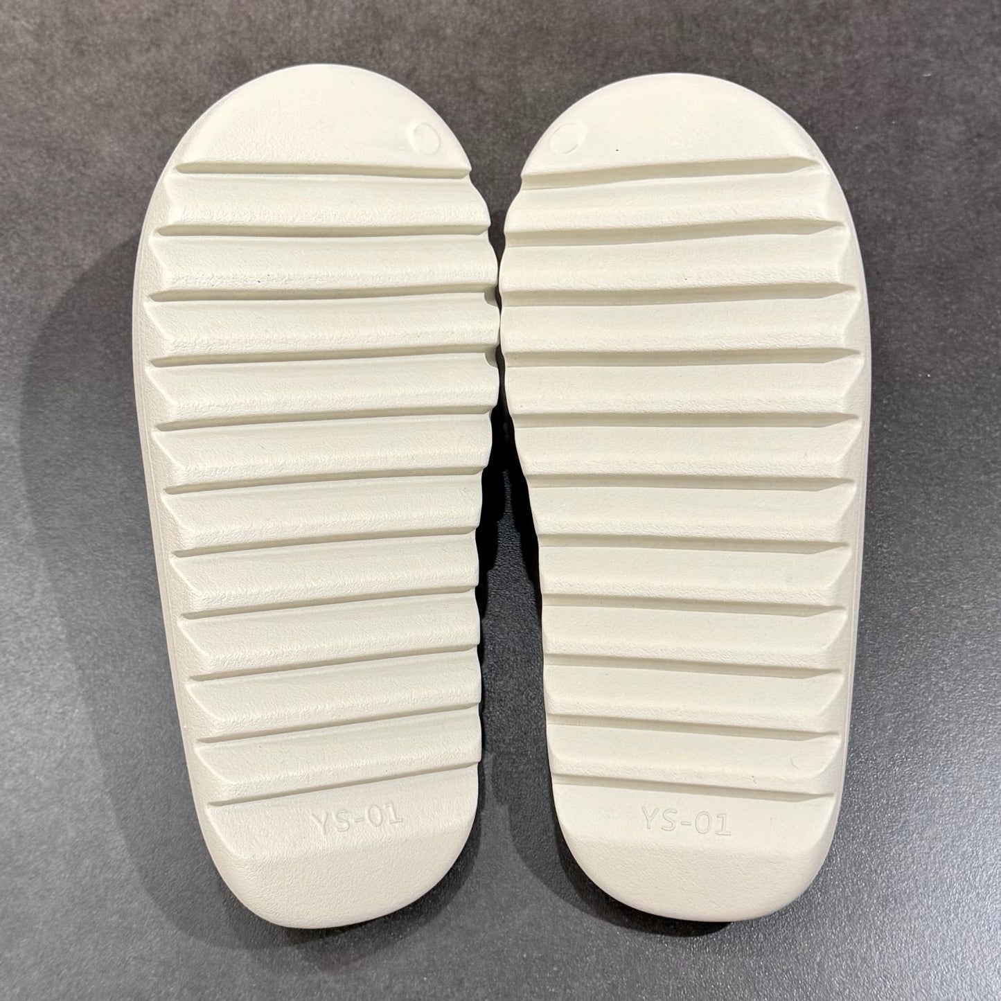 Yeezy Slides - Cream
