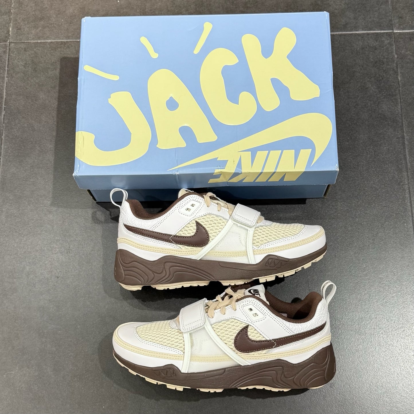 Nike x Travis Scott Zoom Field Jaxx - Light Chocolate